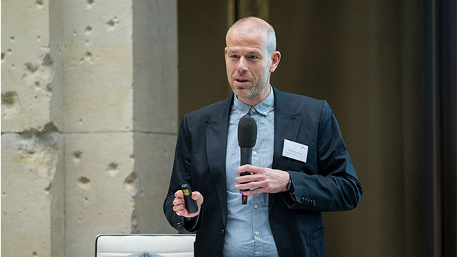 Prof. Dr. Nico Dragano hält den dritten Keynote-Vortrag (© Laurin Schmid, bundesfoto) Prof. Dr. Nico Dragano hält den dritten Keynote-Vortrag