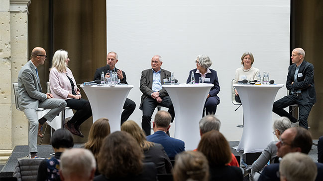 Podiumsdiskussion (© Laurin Schmid, bundesfoto) Podiumsdiskussion