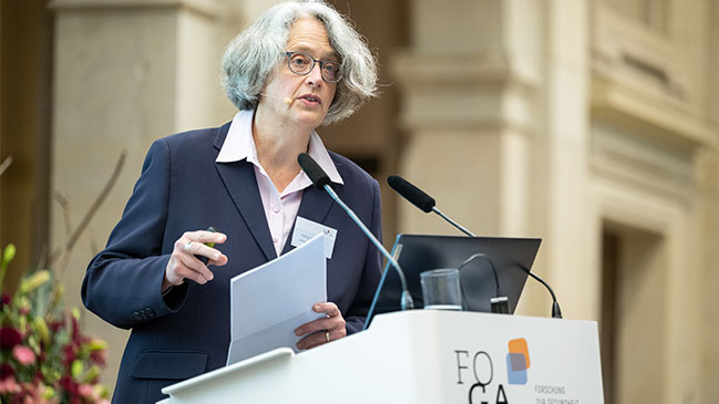 Prof. Dr. Monika Rieger hält den zweiten Keynote-Vortrag (© Laurin Schmid, bundesfoto) Prof. Dr. Monika Rieger hält den zweiten Keynote-Vortrag